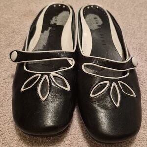 Gianni Bini Princeton Black & White Floral Slip-On Mules | Size 7